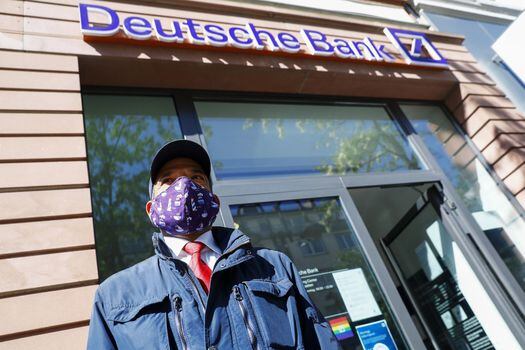 El Deutsche Bank está entre los bancos acusados de haber seguido haciendo circular fondos de presuntos criminales.