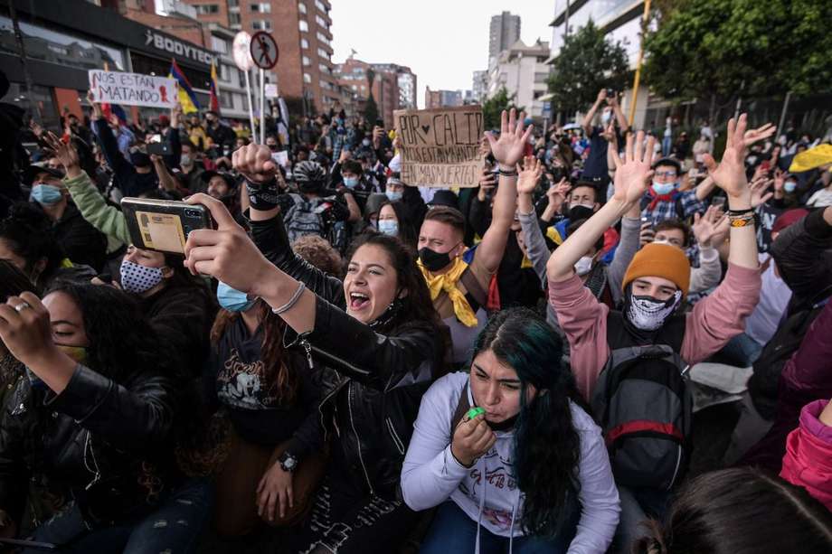 Jóvenes durante las marchas en Bogotá, el 4 de mayo de 2021.
