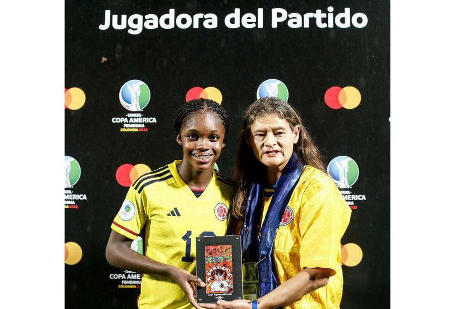 Myriam Guerrero (der.) le entrega a Linda Caicedo la placa a la mejor jugadora del partido. Fue en el duelo ante Argentina.