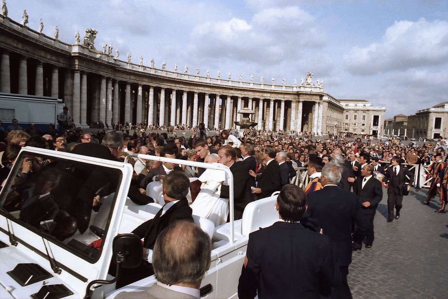 En esta foto de archivo tomada el 13 de mayo de 1981, el Papa Juan Pablo II es ayudado por sus guardaespaldas luego de ser baleado por el nacionalista turco de extrema derecha Mehmet Ali Agca en la Plaza de San Pedro en el Vaticano.