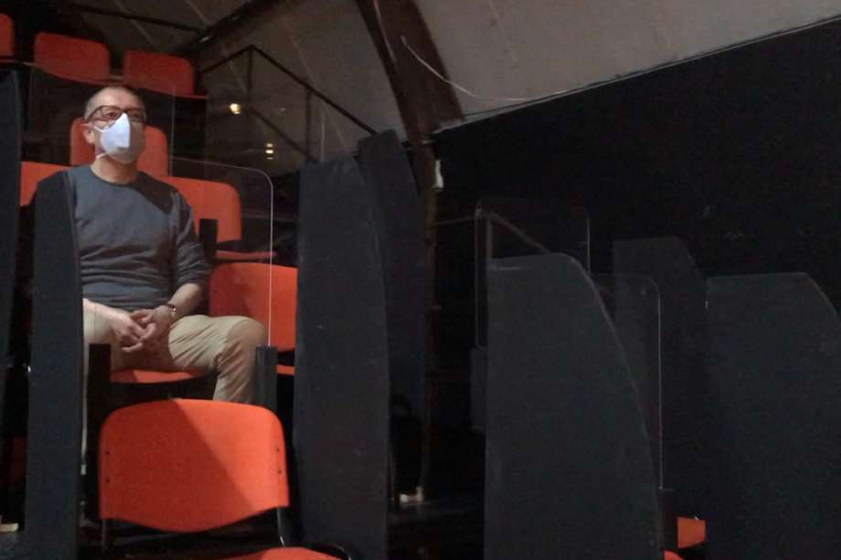 Fabio Rubiano, director del Teatro Petra, sentado en el nuevo prototipo de las sillas que habrá en la sala: mamparas laterales y acrílicos traseros.