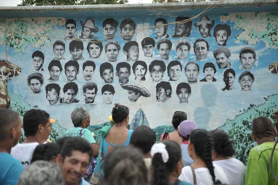 La tragedia ocurrió el 14 y 15 de enero de 1990, en el corregimiento de Pueblo Bello, Antioquia, hasta donde llegaron aproximadamente 60 paramilitares que asesinaron a seis pobladores y desaparecieron a 37 personas más.