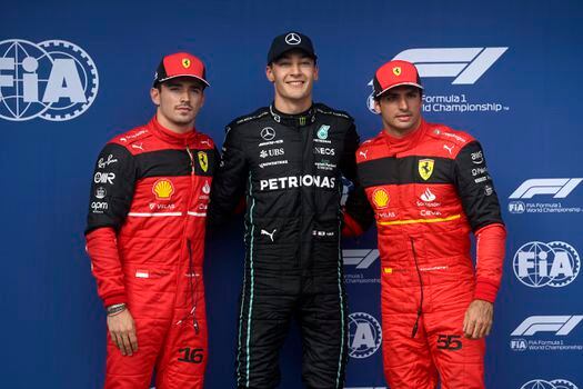 El británico George Russell, de Mercedes, entre los dos pilotos de Ferrari, el español Carlos Sainz (Izq.) y el monegasco Charles Leclerc. EFE/EPA/Zoltan Balogh 