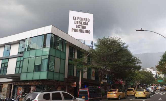 ¿De qué se trata la polémica valla que apareció en el Parque Lleras de Medellín?