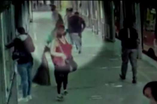 Las cámaras de la estación Calle 85 registraron que al menos tres personas están involucradas en el asesinato de Oswaldo Muñoz.