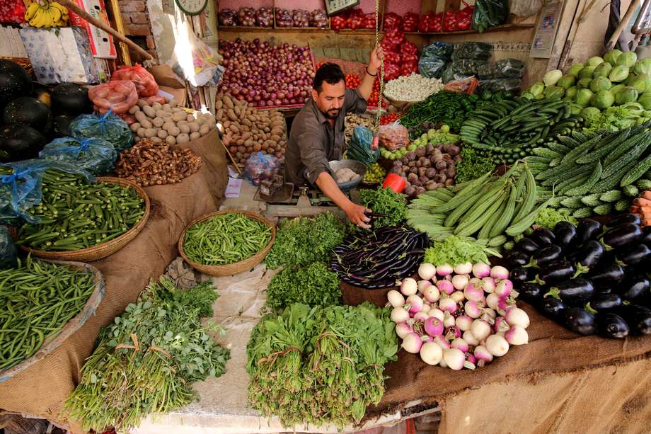 -FOTODELDÍA- PESHAWAR (PAKISTÁN), 08/06/2023.- Un vendedor en su tienda de comestibles este jueves en Peshawar, Pakistán, en la víspera de la presentación del presupuesto federal del país, en medio de una fuerte crisis política. EFE/EPA/BILAWAL ARBAB
