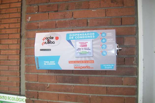 Distrito instala 185 dispensadores de condones a bajo costo para población vulnerable