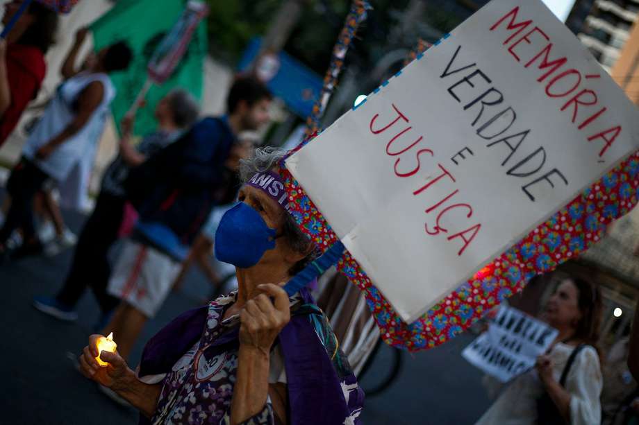 Activistas sociales realizan una marcha silenciosa en memoria de las víctimas del golpe de Estado brasileño de 1964, durante la conmemoración del 60º aniversario, en Sao Paulo, Brasil.