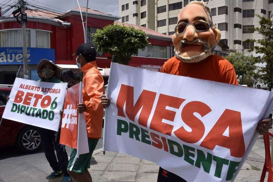Simpatizantes del candidato presidencial boliviano por el partido Comunidad Ciudadana, Carlos Mesa, exhiben carteles en La Paz como parte de la campaña para las elecciones generales que se llevarán a cabo el 18 de octubre.