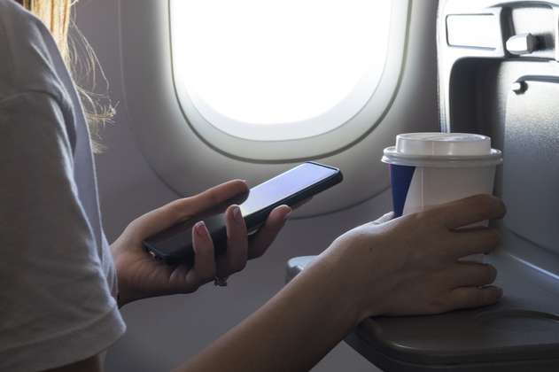 ¿Por qué se debe poner el modo avión en el celular durante un vuelo?