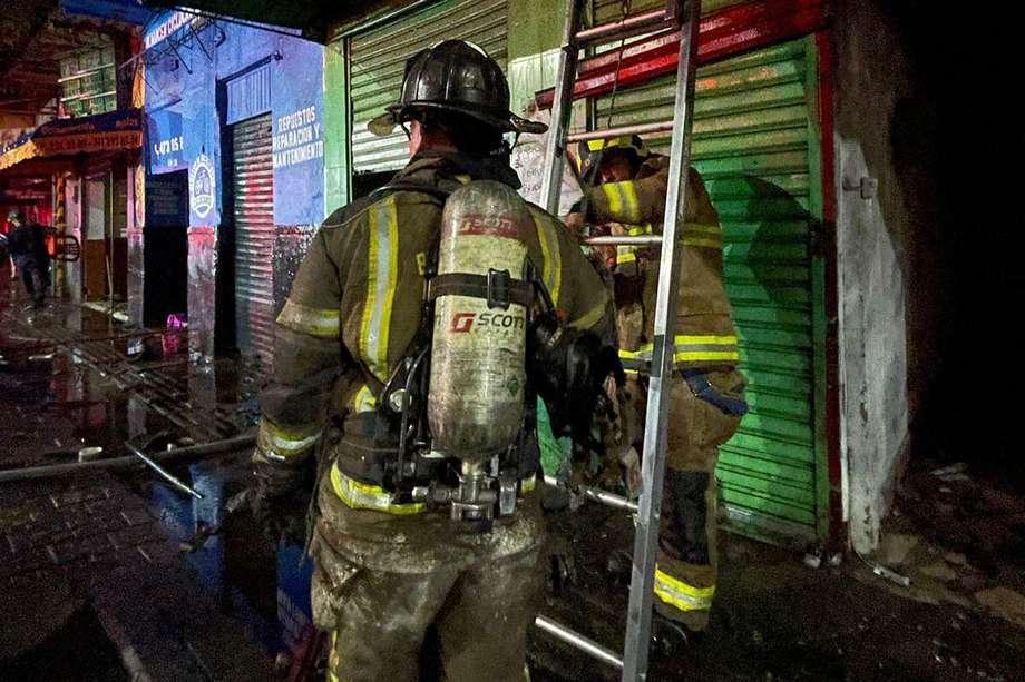 Los bomberos de Medellín tardaron tres horas controlando el incendio.