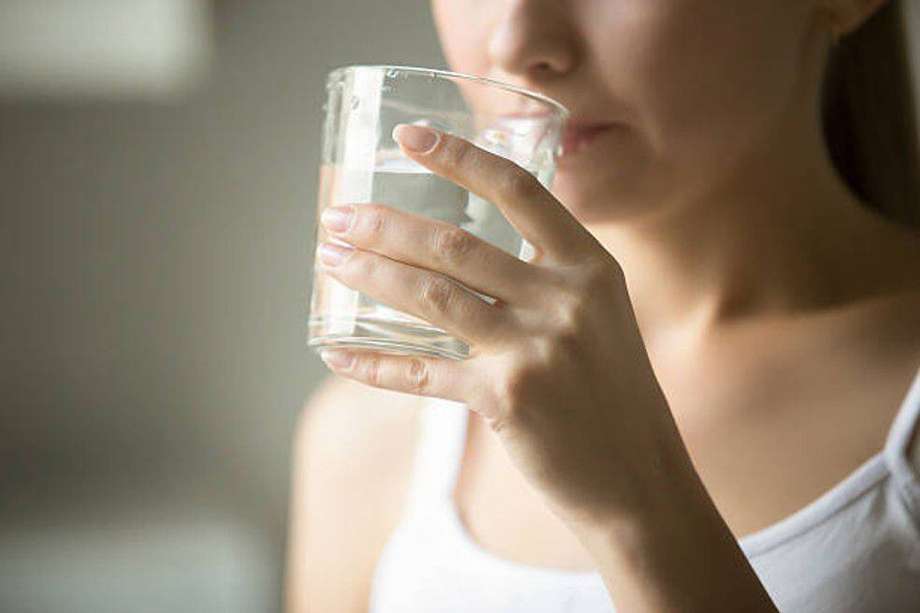 El estudio recuerda que las mujeres deben tomar entre 6 y 8 vasos de agua al día, mientras que los hombres entre 8 y 9 vasos. 