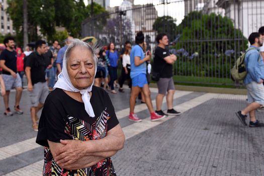 Decenas de personas se reúnen en la Plaza de Mayo para rendir homenaje a la activista Hebe de Bonafini. 