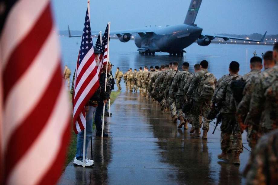 Paracaidistas estadounidenses marchan para abordar un avión civil con destino al área de operaciones del Comando Central de EE. UU. desde Fort Bragg, Carolina del Norte.