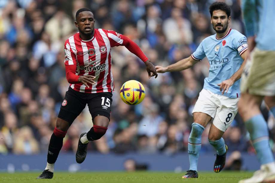 Frank Onyeka (Brentford) e Ilkay Gundogan (Manchester City) disputan un balón durante el encuentro de este sábado.