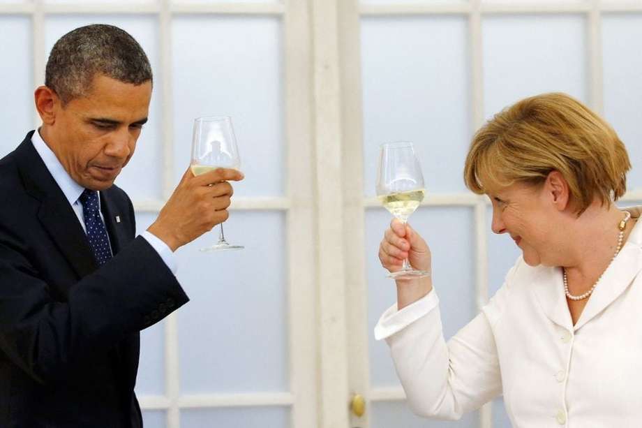 El expresidente estadounidense, Barack Obama, comparte una copa con la canciller alemana, Angela Merkel, en 2013.