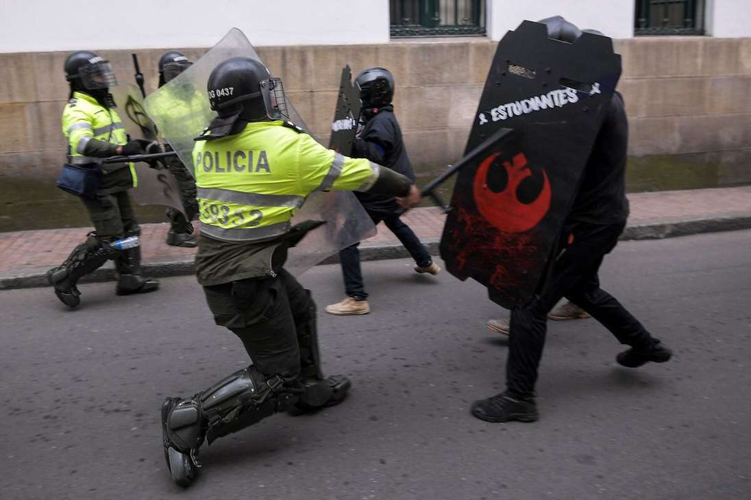 Según los reportes de la Secretaría de Movilidad, desde la 1:00 p.m. se adelantan movilizaciones en localidades como Teusaquillo, Suba, Puente Aranda y Ciudad Bolívar. La entidad también reportó enfrentamientos entre manifestantes y miembros de la Fuerza Pública en el centro de Bogotá.