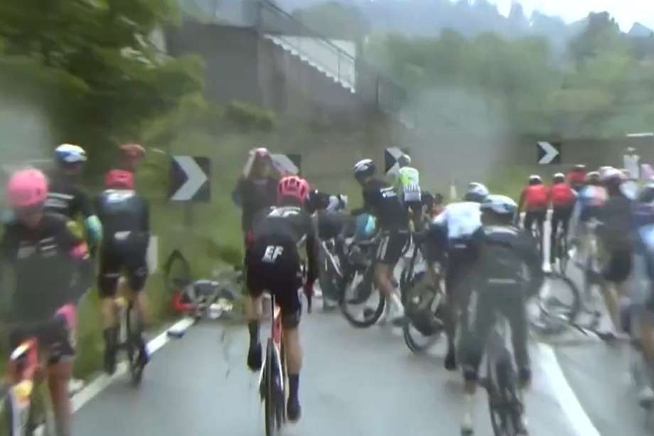 Así fue la caída en la cuarta etapa del Giro de Italia 2024.