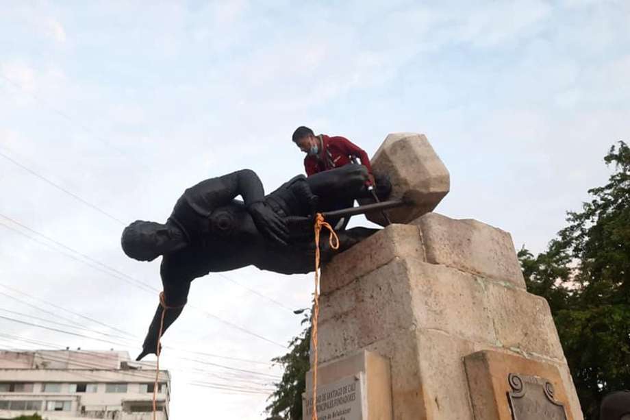 Los manifestantes llegaron por la mañana y con cuerdas tumbaron la estatua del fundador de Cali.