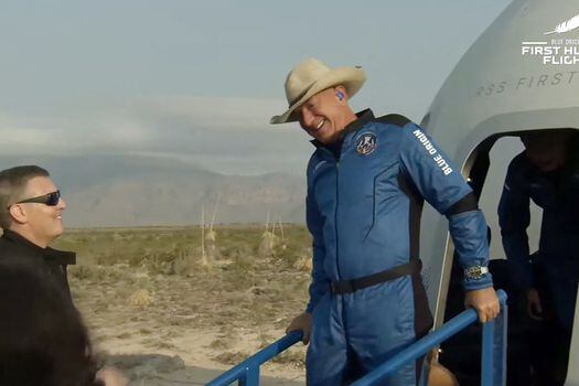 Jeff Bezos bajando de la cápsula en la que viajó al espacio.