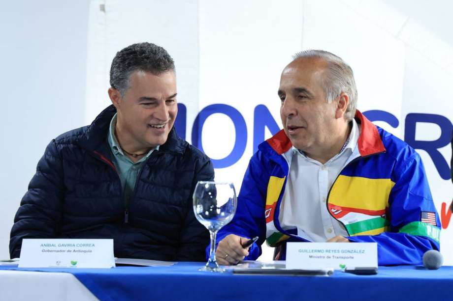 Ministro Guillermo Reyes y gobernador Aníbal Gaviria en reunión intersectorial.
