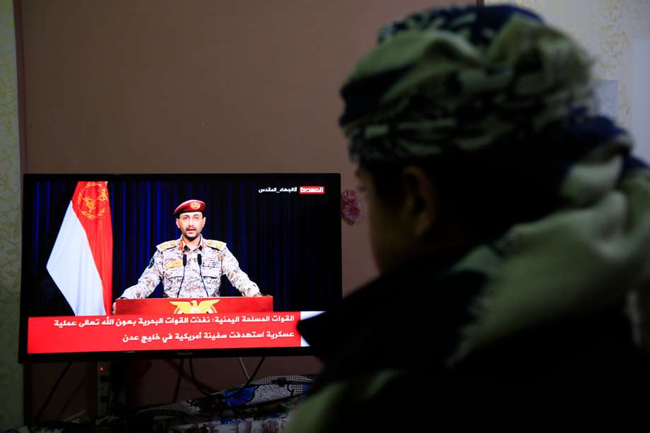 Una persona mira una declaración televisiva del portavoz militar de los hutíes, Yahya Sarea, tras un nuevo ataque con misiles a un barco de propiedad estadounidense en el Golfo de Adén, en Saná, Yemen, 15 de enero de 2024.