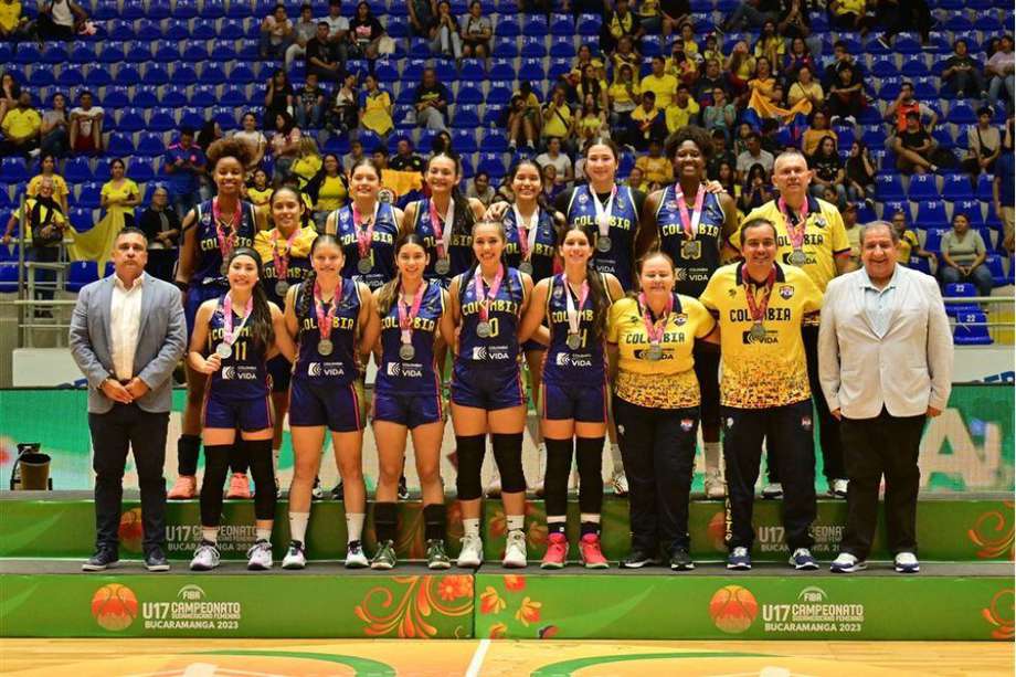 El plantel de Colombia que quedó subcampeón del Campeonato Sudamericano FIBA Sub-17 Femenino, en el Coliseo Bicentenario de Bucaramanga.
