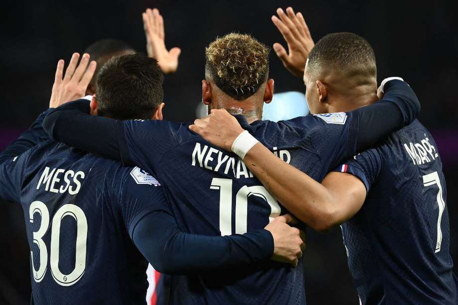 Messi (izq.), Neymar (cent.) y Mbappé celebran un gol con PSG.