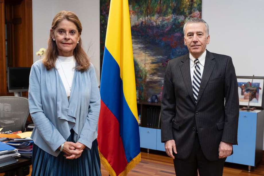 La vicepresidenta colombiana, Marta Lucía Ramírez, y el que hasta ahora se desempeñaba como embajador de Estados Unidos en Colombia, Philip S. Goldberg. 