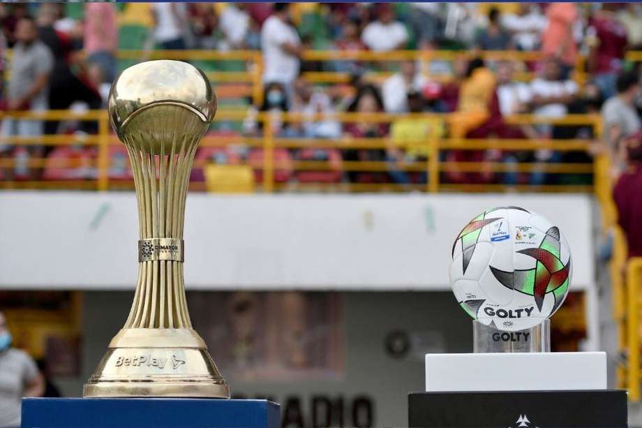 El trofeo y el balón de la final entre Tolima y Cali por la Liga BetPlay Dimayor 2021-II.