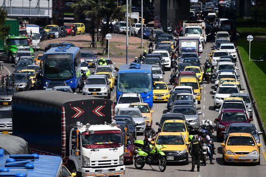 En Bogotá cada año hay más vehículos en las vías. En la capital circulan alrededor de 2,4 millones de vehículos, es decir un aumento del 10% frente al parque automotor registrado hace cinco años.