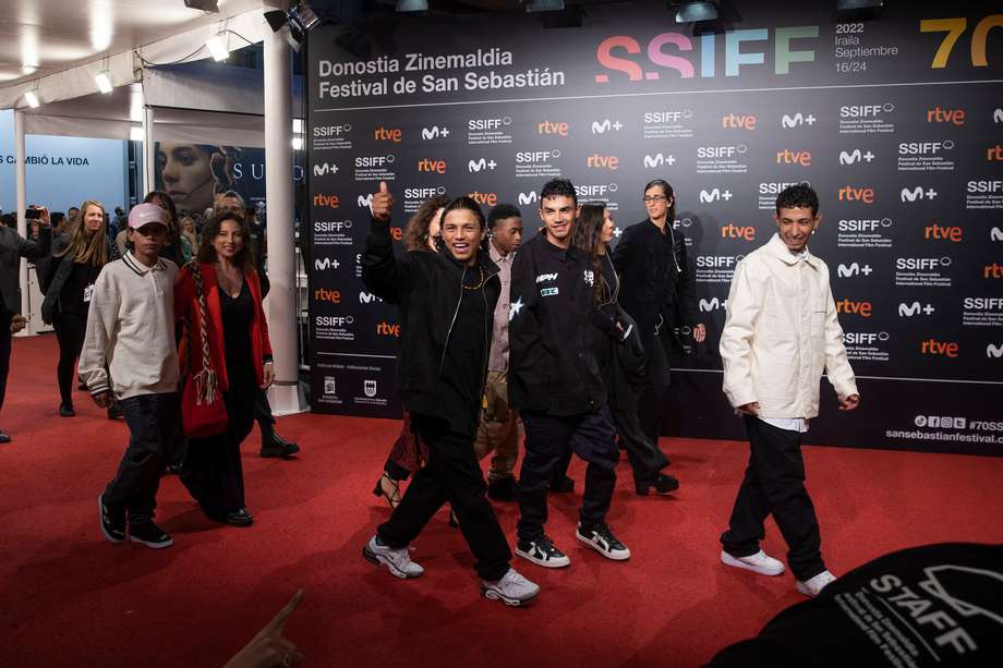 El equipo de la película colombiana "Los reyes del mundo" posan en la alfombra roja del Festival de San Sebastián, momentos antes de la gala de clausura. 
