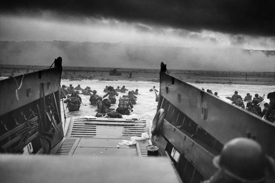 Tropas estadounidenses desembarcan en la “playa Omaha” (Francia) el 6 de junio de 1944, fecha conocida como el Día D, que inició la batalla de Normandía que se desarolló durante la Segunda Guerra Mundial.