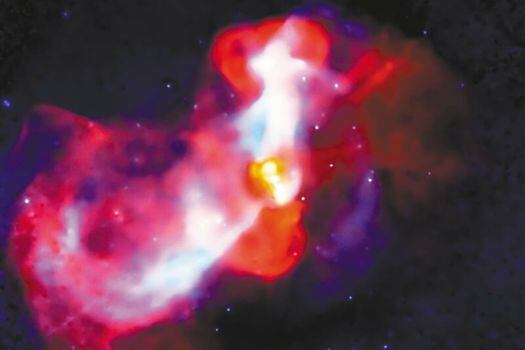 La galaxia M87 vista en rayos X (azul) por el telescopio espacial Chandra y en radio (rojo) por el observatorio Very Large Array (VLA). / NASA / CXC / KIPAC / NSF / NRAO / AUI