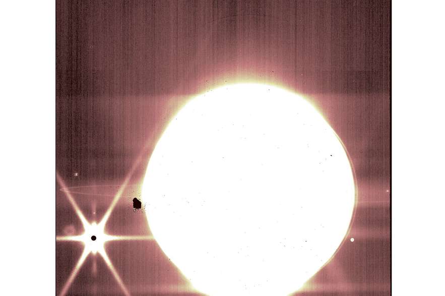 Esta imagen capta a Júpiter y alguna de sus lunas (como Europa, que es la mancha negra a la izquierda) y son visibles algunos de sus anillos. Para los científicos este tipo de imágenes son una prueba de que el James Webb puede observar los satélites y los anillos cerca de objetos brillantes del sistema solar como Júpiter, Saturno y Marte.
