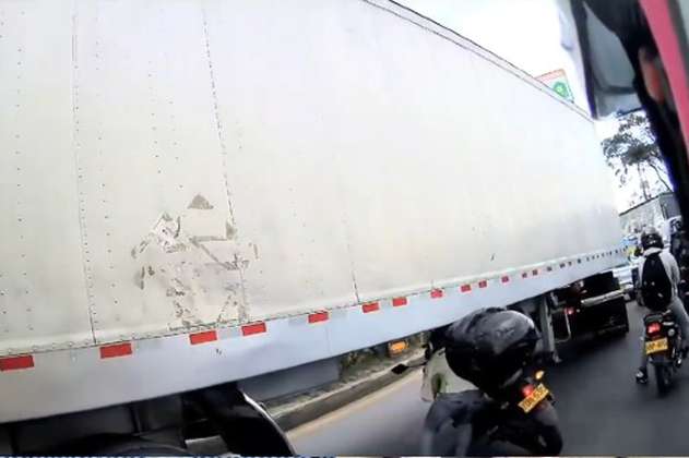 ¡De no creer!: motociclista intentó pasar por debajo de una tractomula para evitar trancón