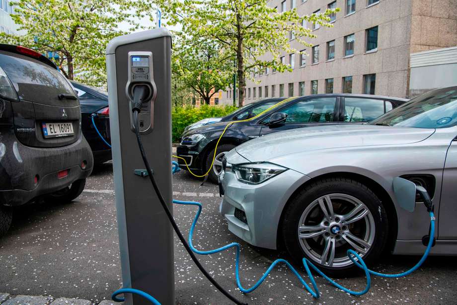 Cae la venta de carros a gasolina y aumenta la de eléctricos en Europa