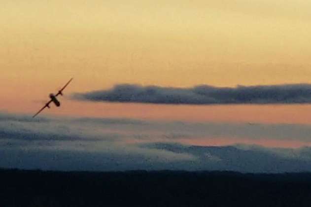 Un mecánico "suicida" roba un avión vacío y se estrella en la bahía de Seattle