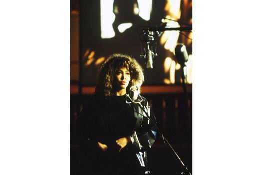 Tina Turner es venerada en todo el mundo, inspirando a millones a través de su propia historia personal, su canto y su baile.