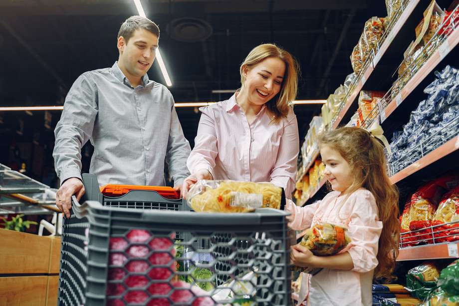 Las familias estarían segmentando sus compras con base en qué tienda ofrece los productos más económicos en determinada categoría.