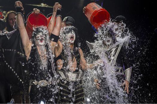 Kiss, en pleno concierto en 2014, se unió al Ice Bucket Challenge.
