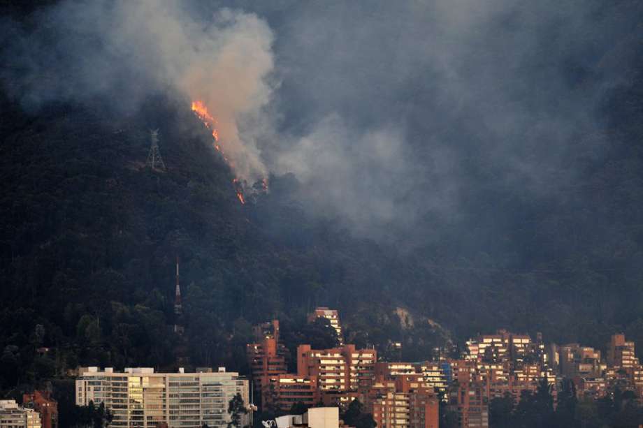 Controlado incendio en los cerros orientales de Bogotá