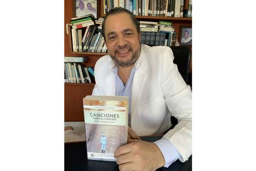 Hernán Urbina, autor de la novela “El almirante del desierto” y del libro de cuentos “Despertado en ayer”.
