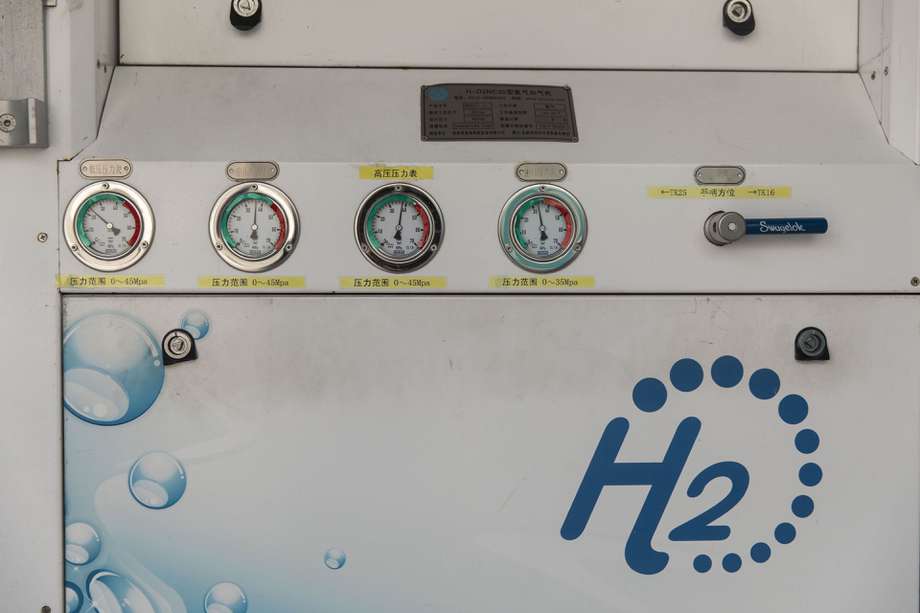 Manómetros de una bomba de abastecimiento de hidrógeno en una estación de servicio junto a la sede de Shanghai ReFire Technology Co. en Shanghai, China.