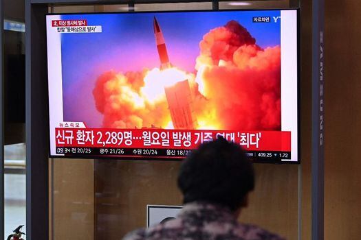 Un grupo de personas ve el lanzamiento del misil norcoreano Hwasong-8 desde Seúl, en Corea del Sur.