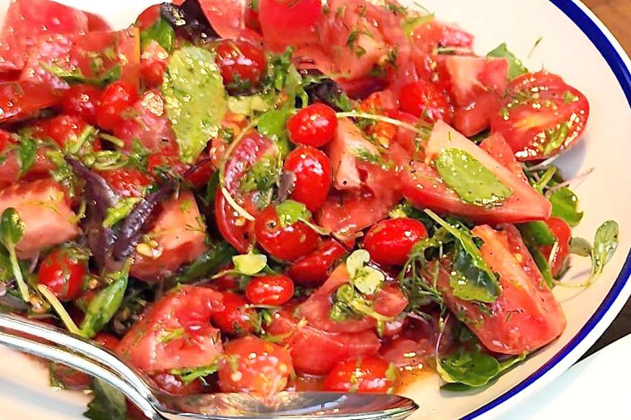 Ensalada de tomates con albahaca y aceite de oliva