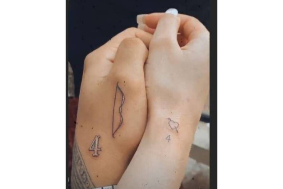 Tanto Belinda como Nodal se hicieron el número “4” en un costado de la mano, acompañados de unos símbolos.