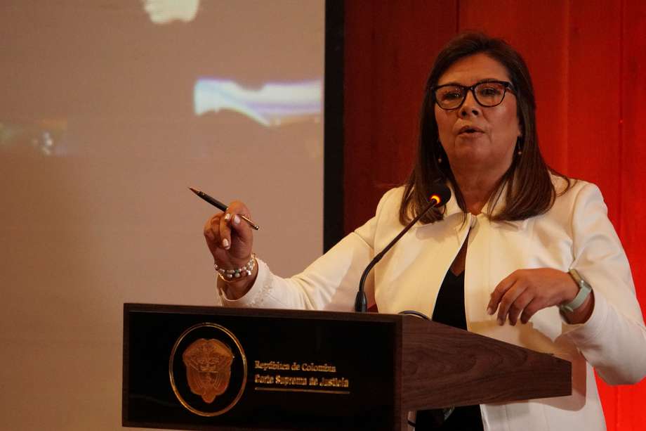 Luz Adriana Camargo se quedó con el cargo de fiscal general al conseguir 18 votos en la Sala Plena de la Corte Suprema.