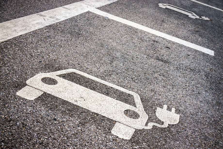 Los carros eléctricos equivalen al 0.02% del parque automotor del país.  / Getty Images