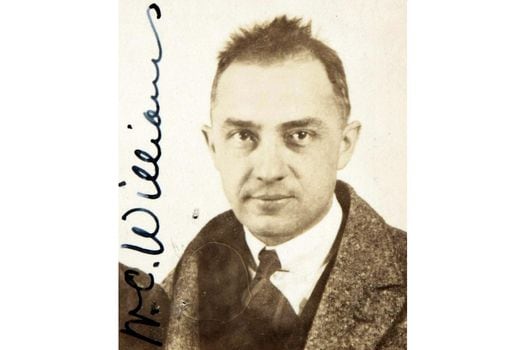 Fotografía del pasaporte de William Carlos Williams, poeta y doctor, tomada en 1921.